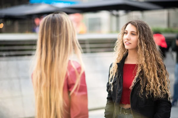 Amigos Femeninos Reunidos Una Ciudad —  Fotos de Stock