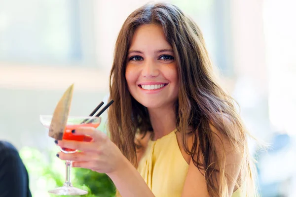 Mulher Sorridente Tomando Coquetel Pub — Fotografia de Stock