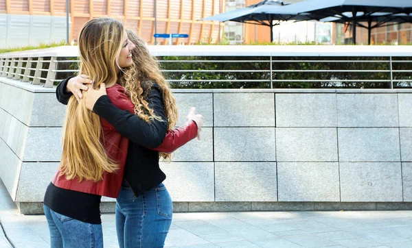 Twee Vrouwelijke Vrienden Knuffelen Outdoor — Stockfoto