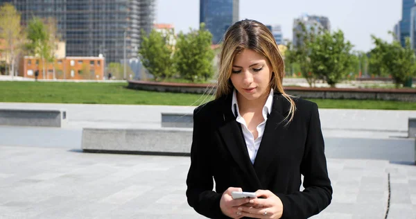 Donna Affari Sorridente Utilizzando Uno Smartphone — Foto Stock