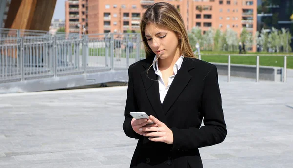 Kadını Açık Havada Akıllı Telefon Kullanıyor — Stok fotoğraf
