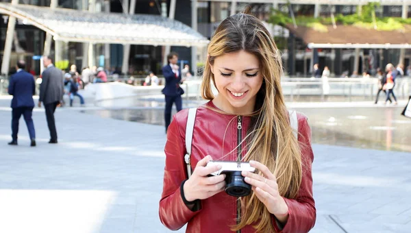 Chica Haciendo Fotos Con Cámara Afuera Ciudad —  Fotos de Stock