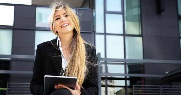 Lachende Zakenvrouw Met Behulp Van Een Digitale Tablet Outdoor — Stockfoto