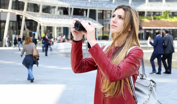 Flicka Att Göra Bilder Med Kameran Utanför Staden — Stockfoto