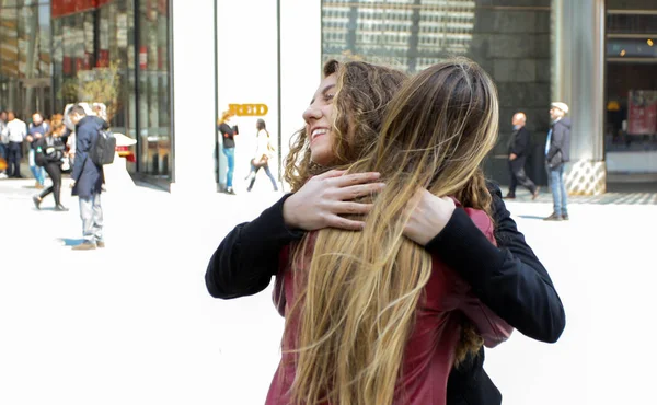 Twee Vrouwelijke Vrienden Knuffelen Outdoor — Stockfoto