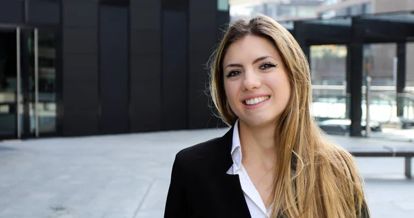 Joven Gerente Sonriente Aire Libre Entorno Urbano Moderno —  Fotos de Stock