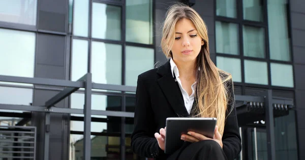 Businesswoman Using Digital Tablet Outdoor — Stock Photo, Image