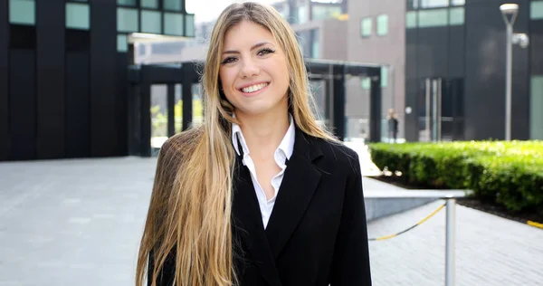 Jeune Femme Gestionnaire Souriante Plein Air Dans Cadre Urbain Moderne — Photo