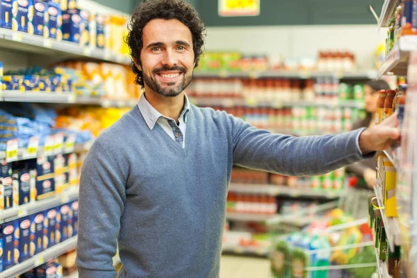 Przystojny Mężczyzna Zakupy Supermarkecie — Zdjęcie stockowe