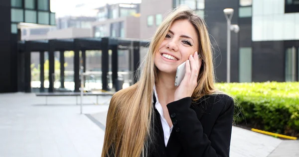 Retrato Una Joven Hablando Por Teléfono —  Fotos de Stock