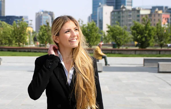 Usmívající Mladá Ženská Manažerka Moderním Městském Prostředí — Stock fotografie