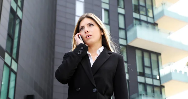 Portrait Young Woman Talking Phone — Stock Photo, Image
