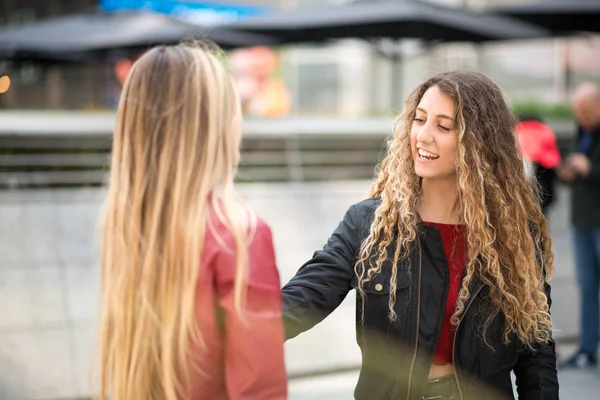 Vrouwelijke Vrienden Ontmoeten Een Stad — Stockfoto