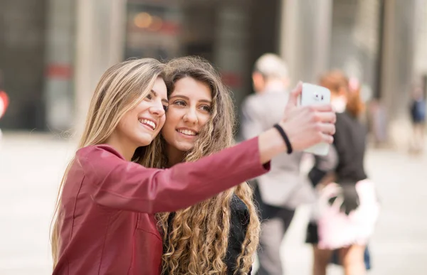 Amis Souriants Prenant Une Photo Ensemble — Photo