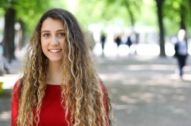 Parkta gülen öğrenci