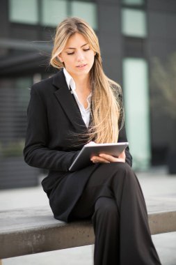 İş kadını onun tablet kullanma