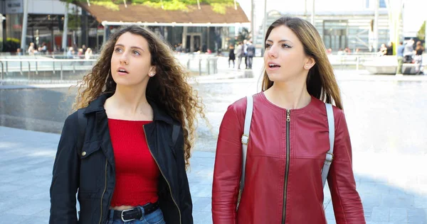 Two Female Friends Walking Modern City Talking — Stock Photo, Image