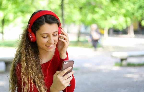 Frau Hört Musik Auf Einer Bank Park — Stockfoto