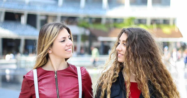 Zwei Freundinnen Treffen Sich Draußen Und Reden — Stockfoto