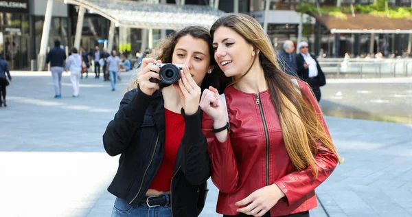 Chicas Haciendo Fotos Con Cámara Afuera Ciudad —  Fotos de Stock