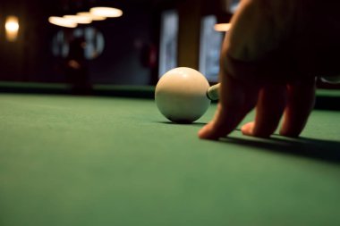 Kapalı alanda bilardo oynayan adam