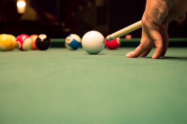 Kapalı alanda bilardo oynayan adam