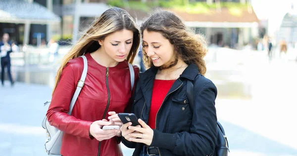 Due Amiche Felici Guardando Uno Smartphone All Aperto — Foto Stock