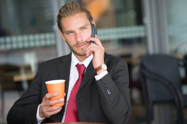 Homme Affaires Passer Appel Téléphonique Tout Buvant Café — Photo