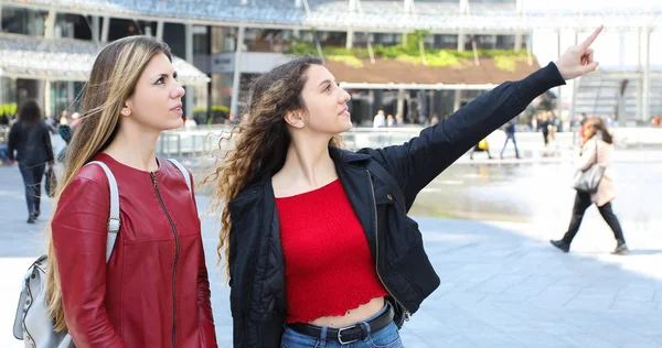 Twee Vrouwelijke Vrienden Wandelen Een Moderne Stad Praten — Stockfoto