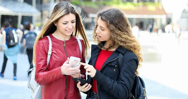 Due Amiche Felici Guardando Uno Smartphone All Aperto — Foto Stock