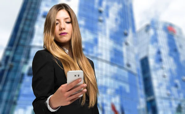 Lächelnde Geschäftsfrau Mit Smartphone Freien — Stockfoto
