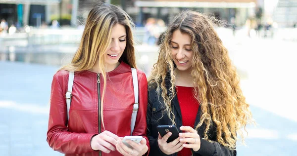 Due Amiche Felici Guardando Uno Smartphone All Aperto — Foto Stock