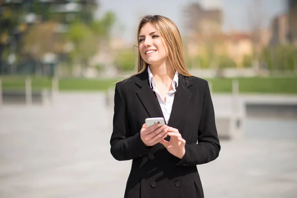 Businesswoman Using Her Mobile Phone — Stock Photo, Image