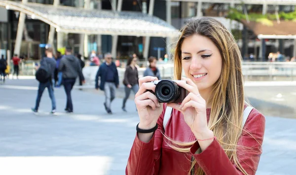 Retrato Mujer Feliz Tomando Fotos Con Una Cámara Sin Espejo — Foto de Stock