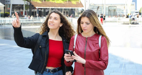 Två Kvinnliga Vänner Tar Bilder Medan Går Modern Stad — Stockfoto