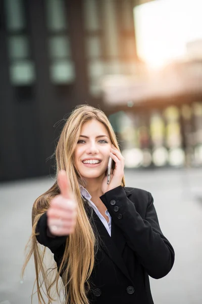 Hermosa Mujer Hablando Por Teléfono Mientras Pulgares Hacia Arriba — Foto de Stock