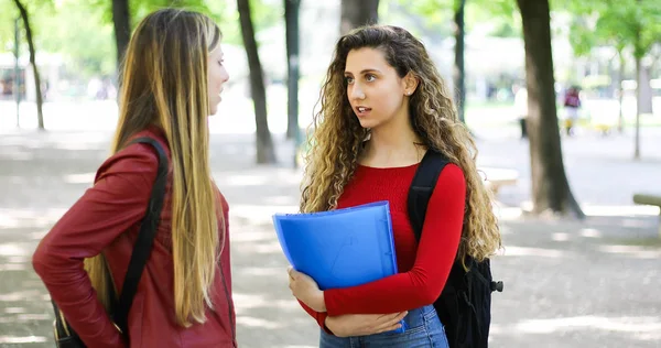 Twee Schoolvriendinnen Aan Het Praten Een Binnenplaats — Stockfoto