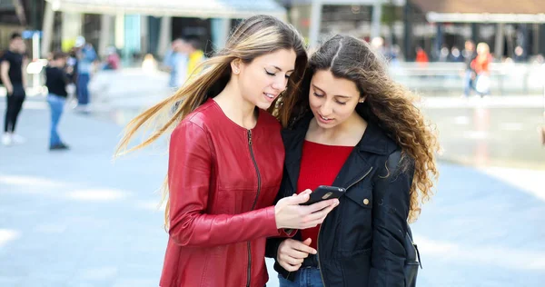 Twee Gelukkige Vrouwen Vrienden Kijken Naar Een Smartphone Buiten — Stockfoto