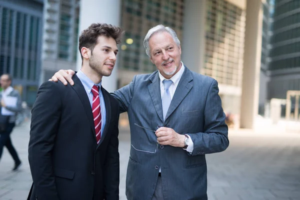 Maturo Uomo Affari Parlando Con Più Giovane Fronte Loro Ufficio — Foto Stock