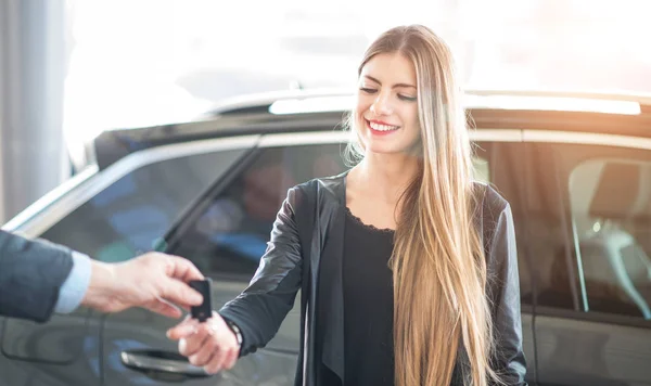 Mulher Levando Chaves Para Seu Carro Showroom — Fotografia de Stock