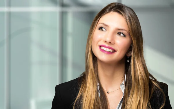 Mujer Feliz Teniendo Una Idea — Foto de Stock