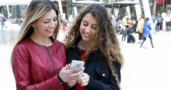 Due Amiche Felici Guardando Uno Smartphone All Aperto — Foto Stock