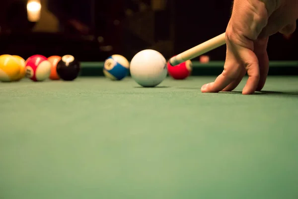 Kapalı Alanda Bilardo Oynayan Adam — Stok fotoğraf