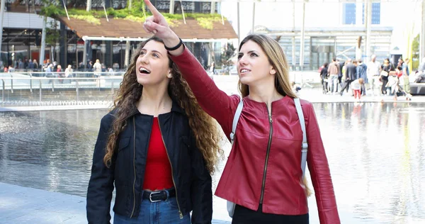 Dos Amigas Caminando Por Una Ciudad Moderna Hablando —  Fotos de Stock