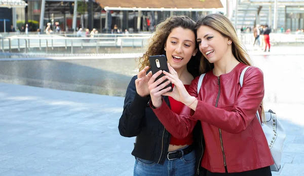 Dos Amigas Felices Mirando Smartphone Aire Libre — Foto de Stock