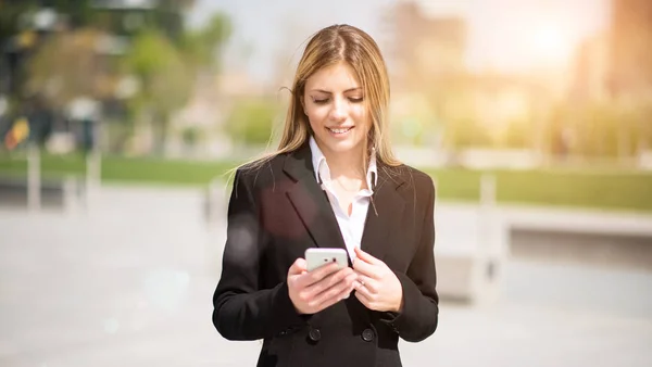 Geschäftsfrau Benutzt Ihr Handy — Stockfoto