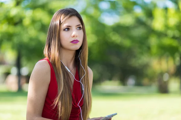 Donna Che Ascolta Musica Seduta Sulla Panchina Parco Una Calda — Foto Stock