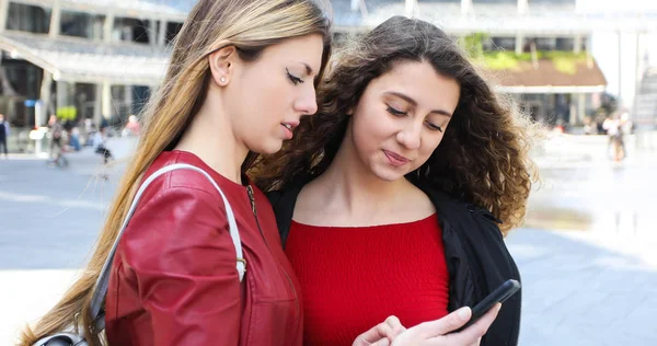 Due Amiche Felici Guardando Uno Smartphone All Aperto — Foto Stock