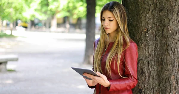 Mladá Žena Pomocí Digitální Tablet Ležící Proti Stromu Parku Užívat — Stock fotografie
