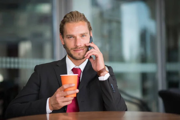 Empresario Haciendo Una Llamada Telefónica Mientras Bebe Café — Foto de Stock